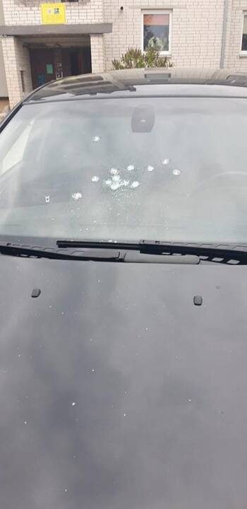Mastaičiuose apšaudytas BMW priekinis stiklas, subadytos padangos