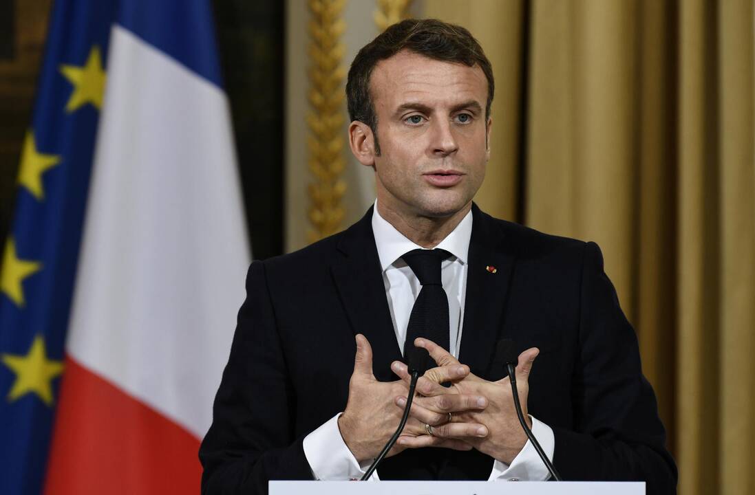 E. Macronas gina savo išsakytą „žadinantį skambutį“ dėl NATO