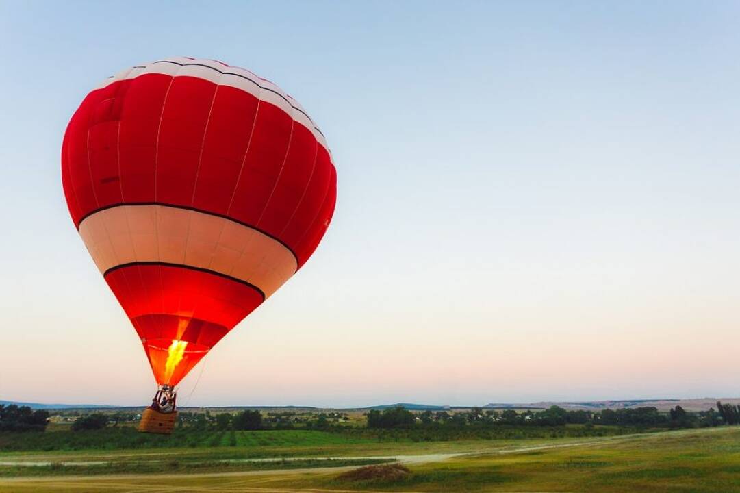 Pakilęs užsidegė oro balionas, kuriame buvo trys žmonės