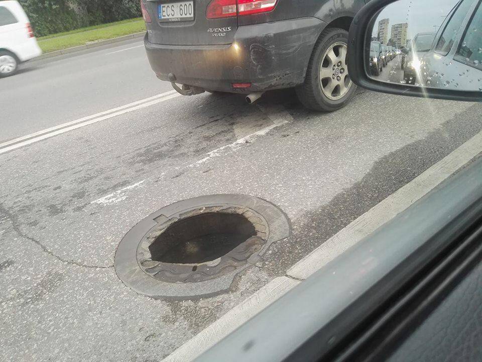 Vairuotojai, būkite atidūs: J.Basanavičiaus alėjoje nėra kanalizacijos dangčio