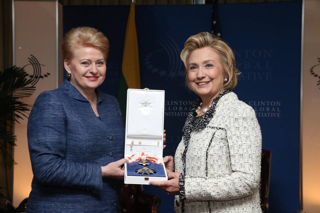 Niujorke D. Grybauskaitė įteikė apdovanojimus H. Clinton ir M. Davisui