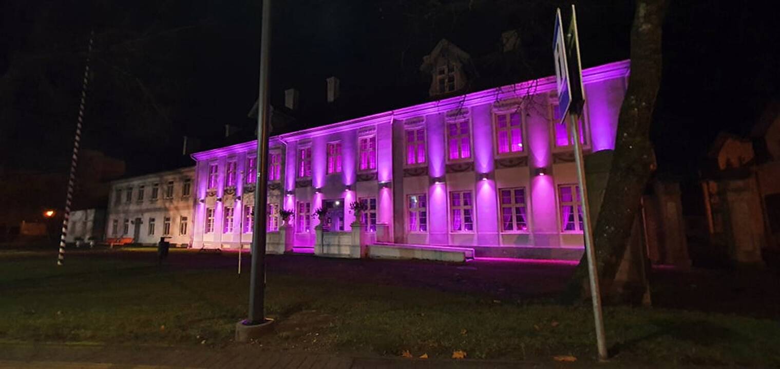 Lietuvoje per 30 pastatų nusidažė purpurine spalva