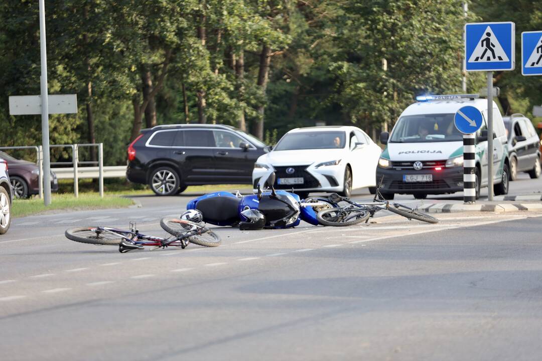 Garliavoje motociklas partrenkė dviratininką