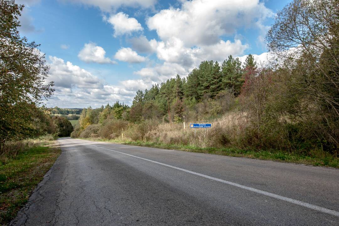 Užliedžiai: kitoje gatvės pusėje – miestas