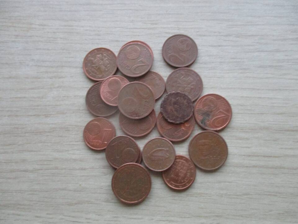 Vieno ir dviejų euro centų monetų ES nebus atsisakyta dar kelerius metus