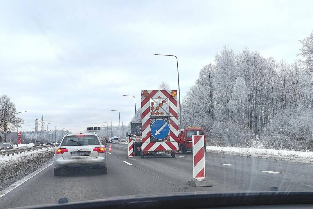 Nuo kelio nuvažiavęs vilkikas