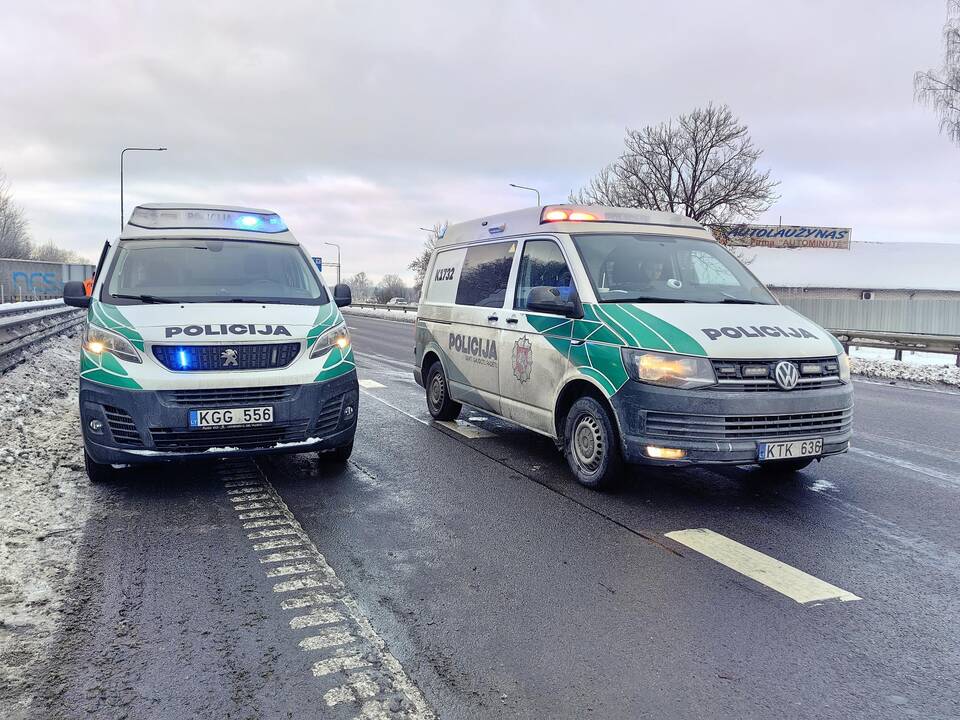 Nuo kelio nuvažiavęs vilkikas