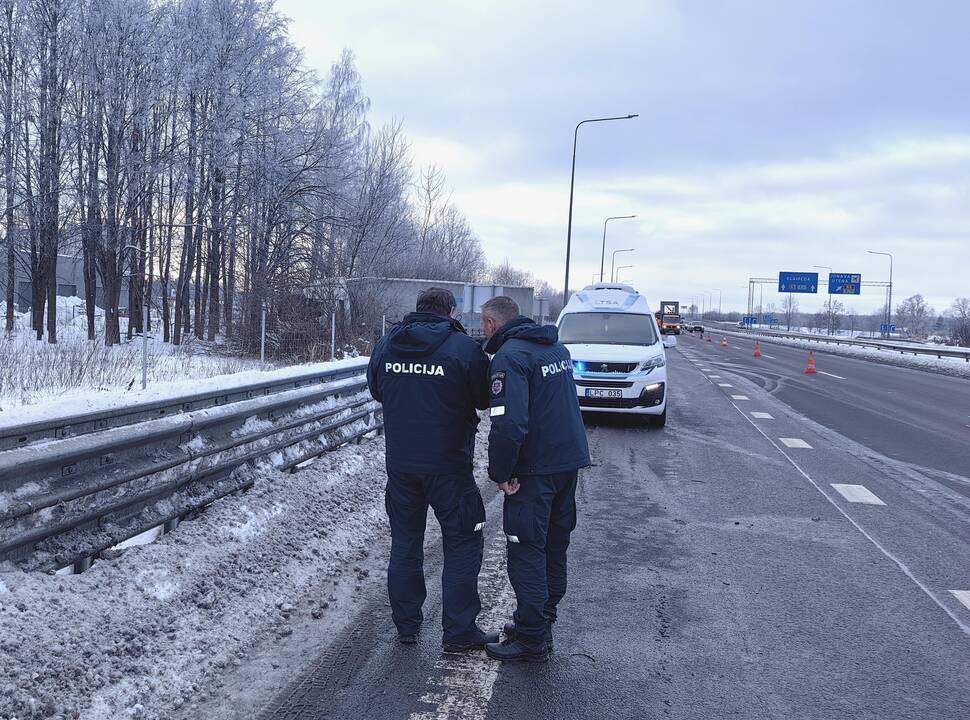Nuo kelio nuvažiavęs vilkikas
