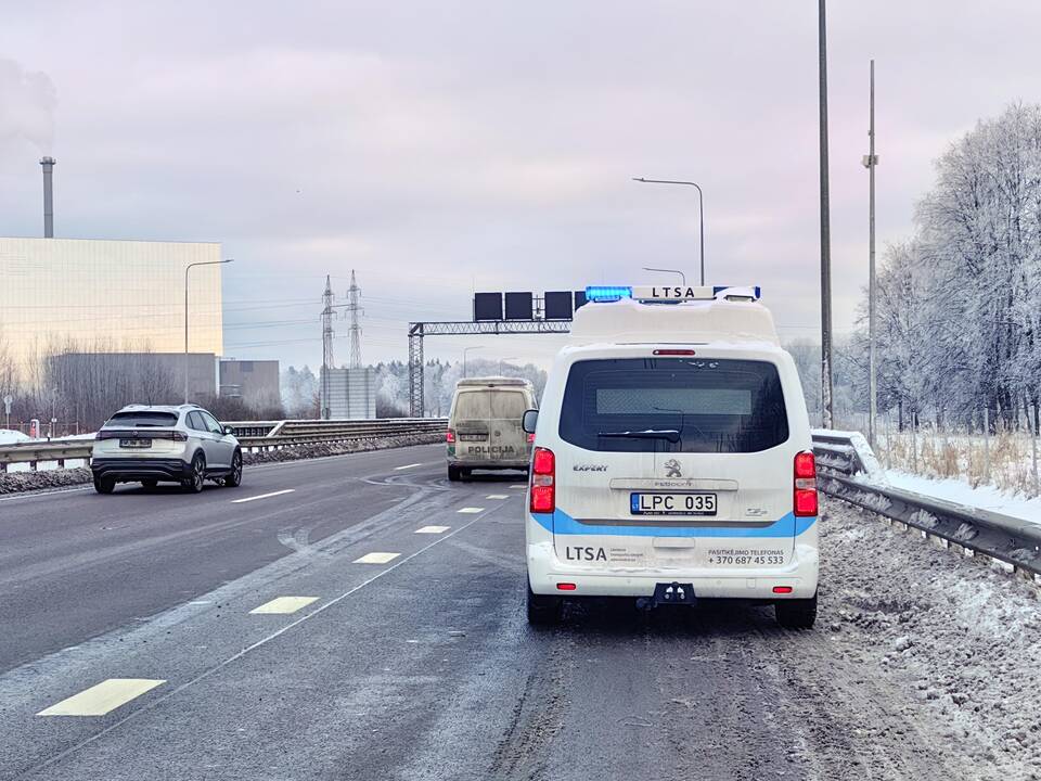 Nuo kelio nuvažiavęs vilkikas