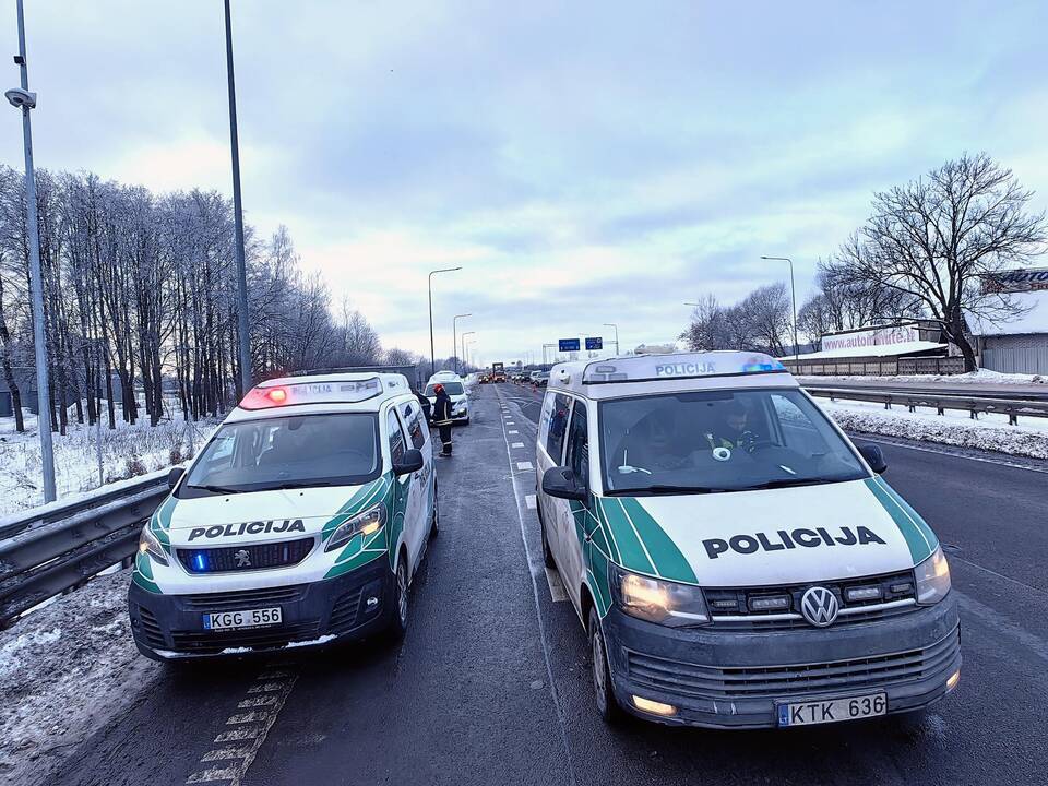 Nuo kelio nuvažiavęs vilkikas