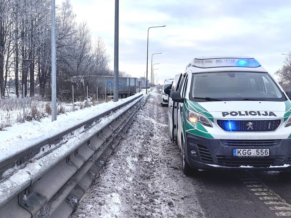 Nuo kelio nuvažiavęs vilkikas