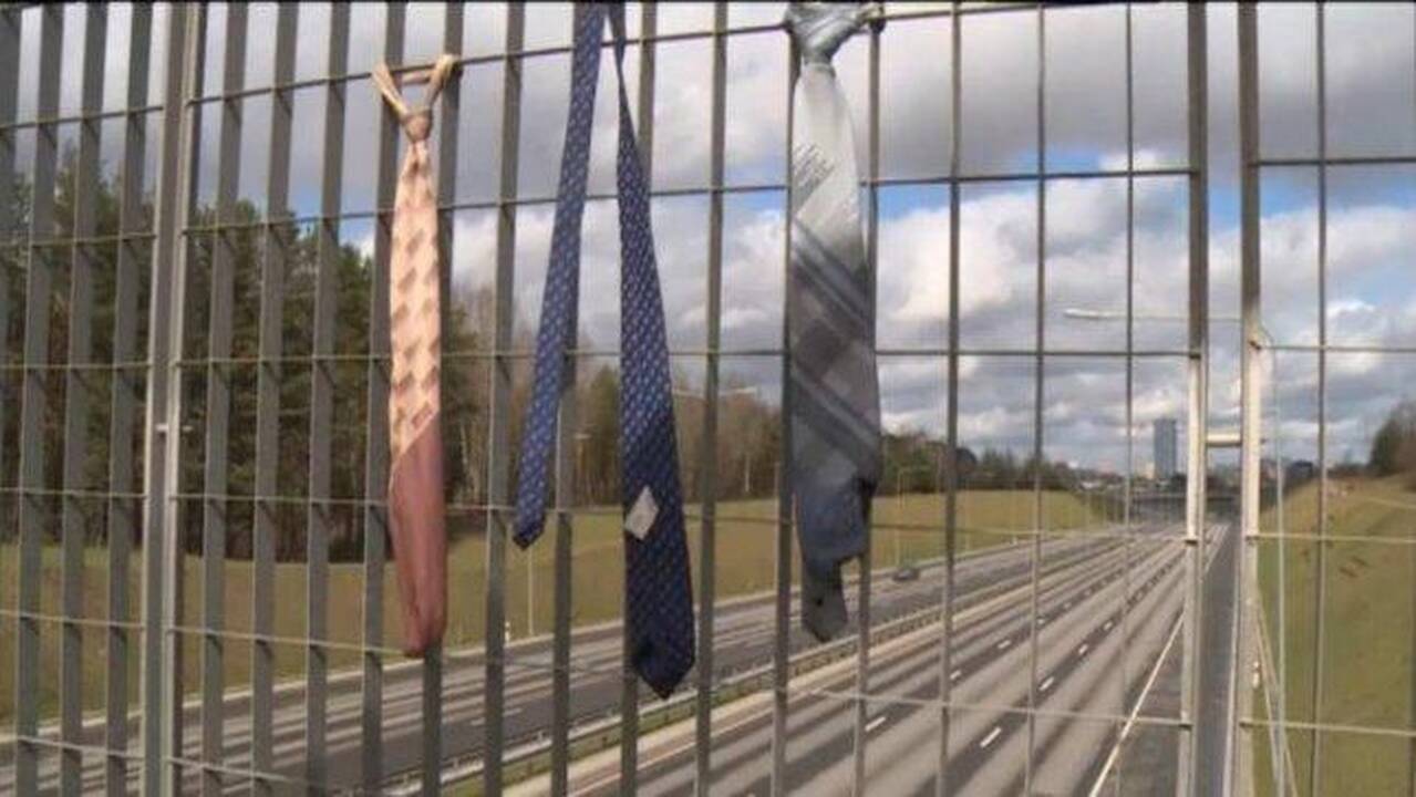 Tiltą Vilniuje papuošė kaklaraiščiai 