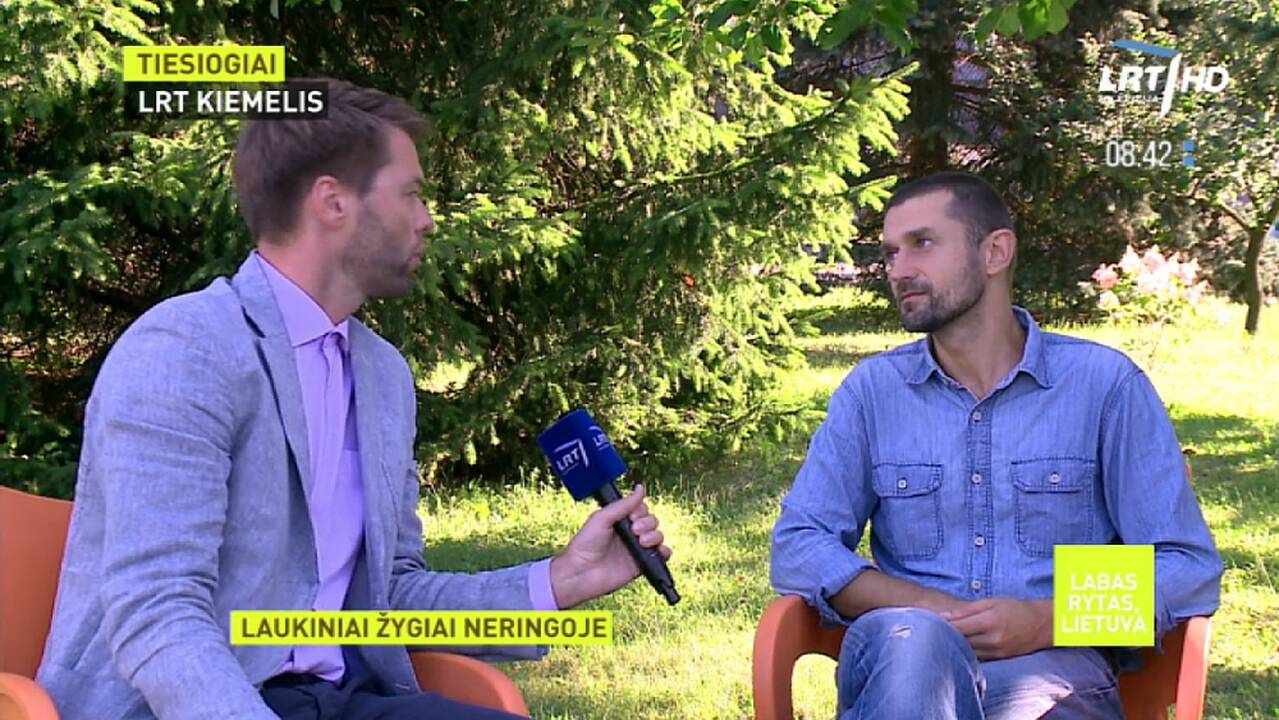 Po atviru dangumi Kuršių nerijoje miegantis keliautojas: tai – tik menkniekis