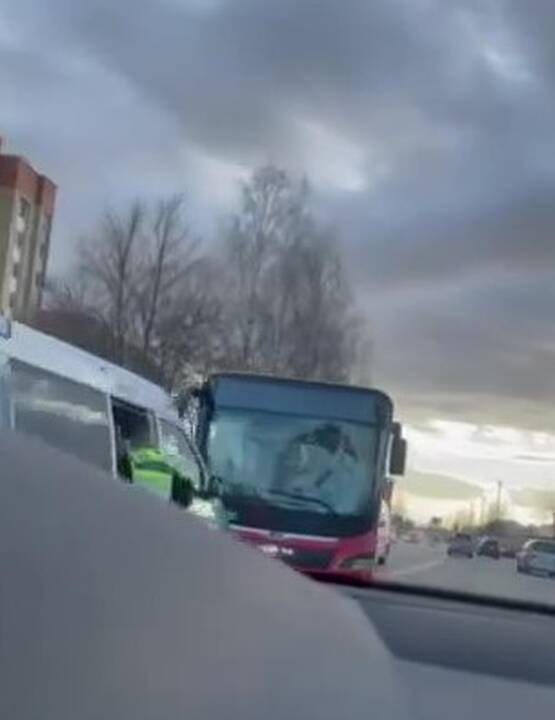 Baltijos gatvėje susidūrė autobusas ir dviratininkas