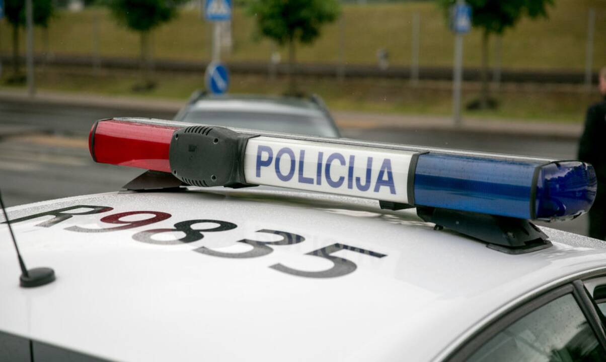 Kaune neblaivus vyras į policijos automobilį metė plytą