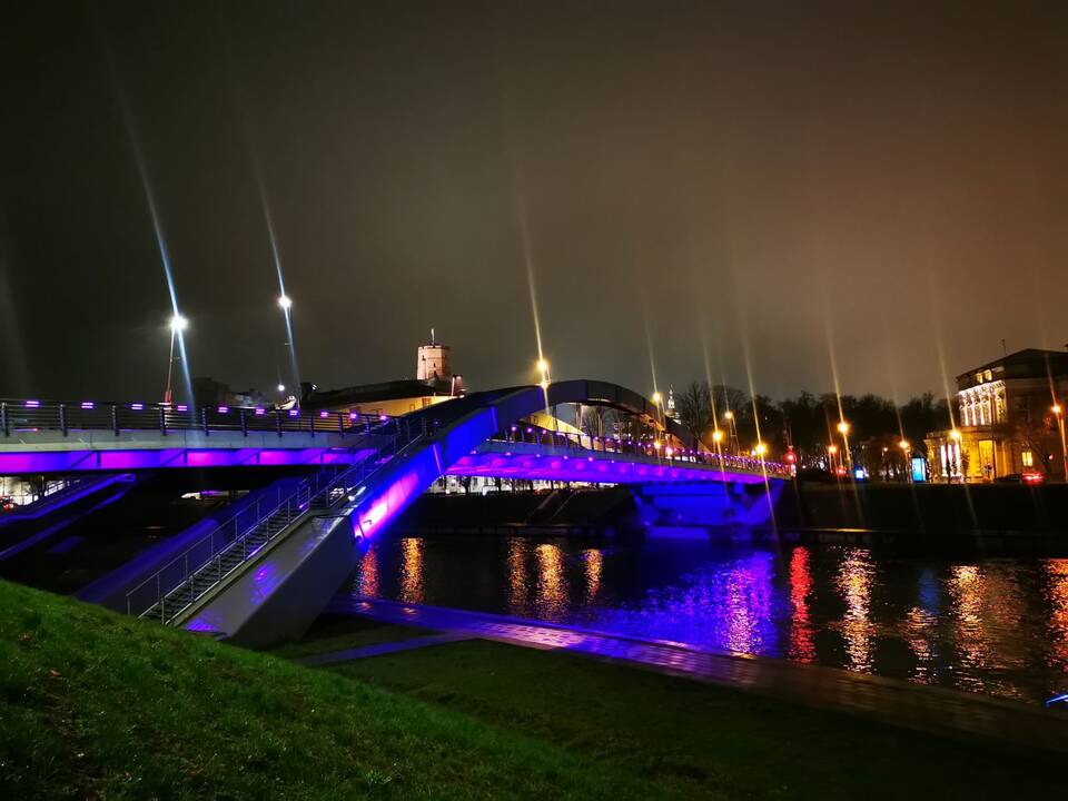 Lietuvoje per 30 pastatų nusidažė purpurine spalva