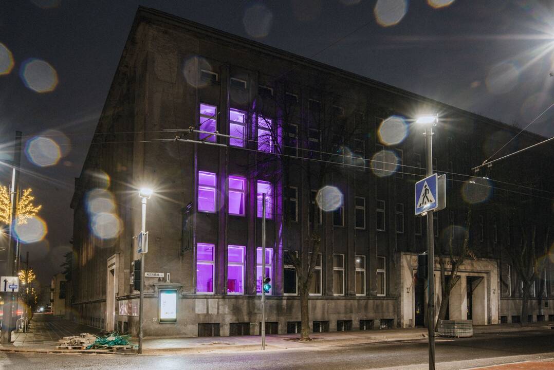 Lietuvoje per 30 pastatų nusidažė purpurine spalva