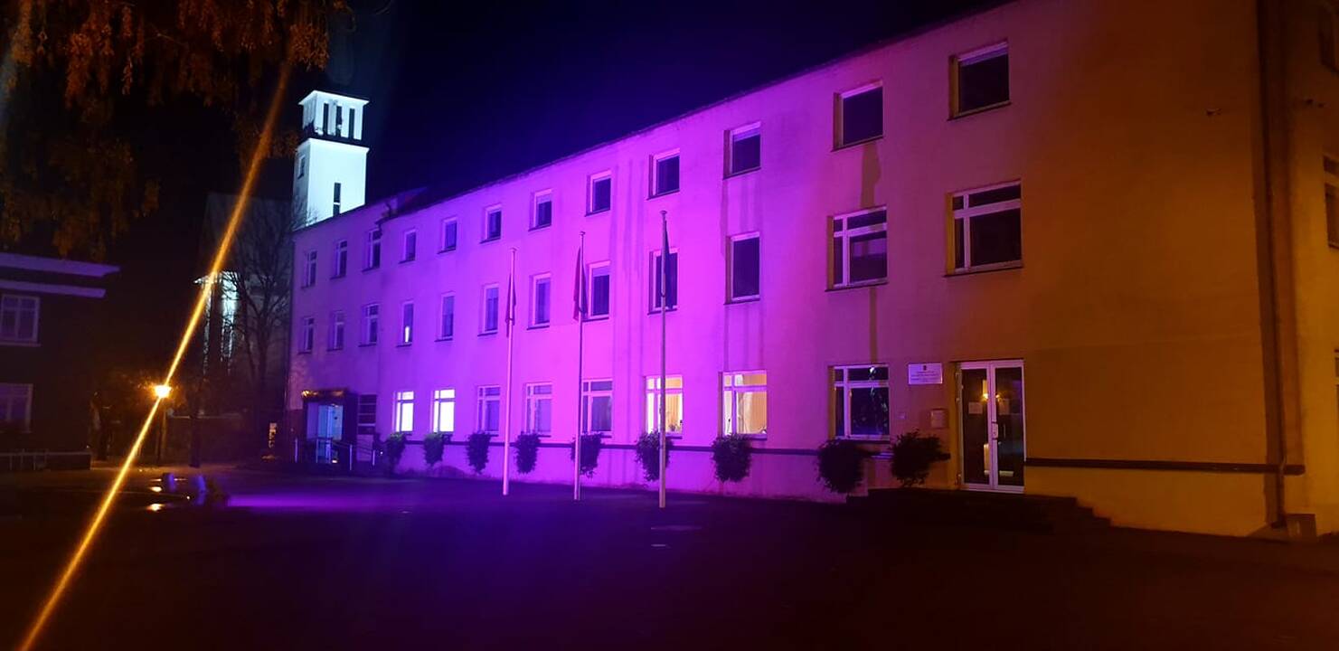 Lietuvoje per 30 pastatų nusidažė purpurine spalva