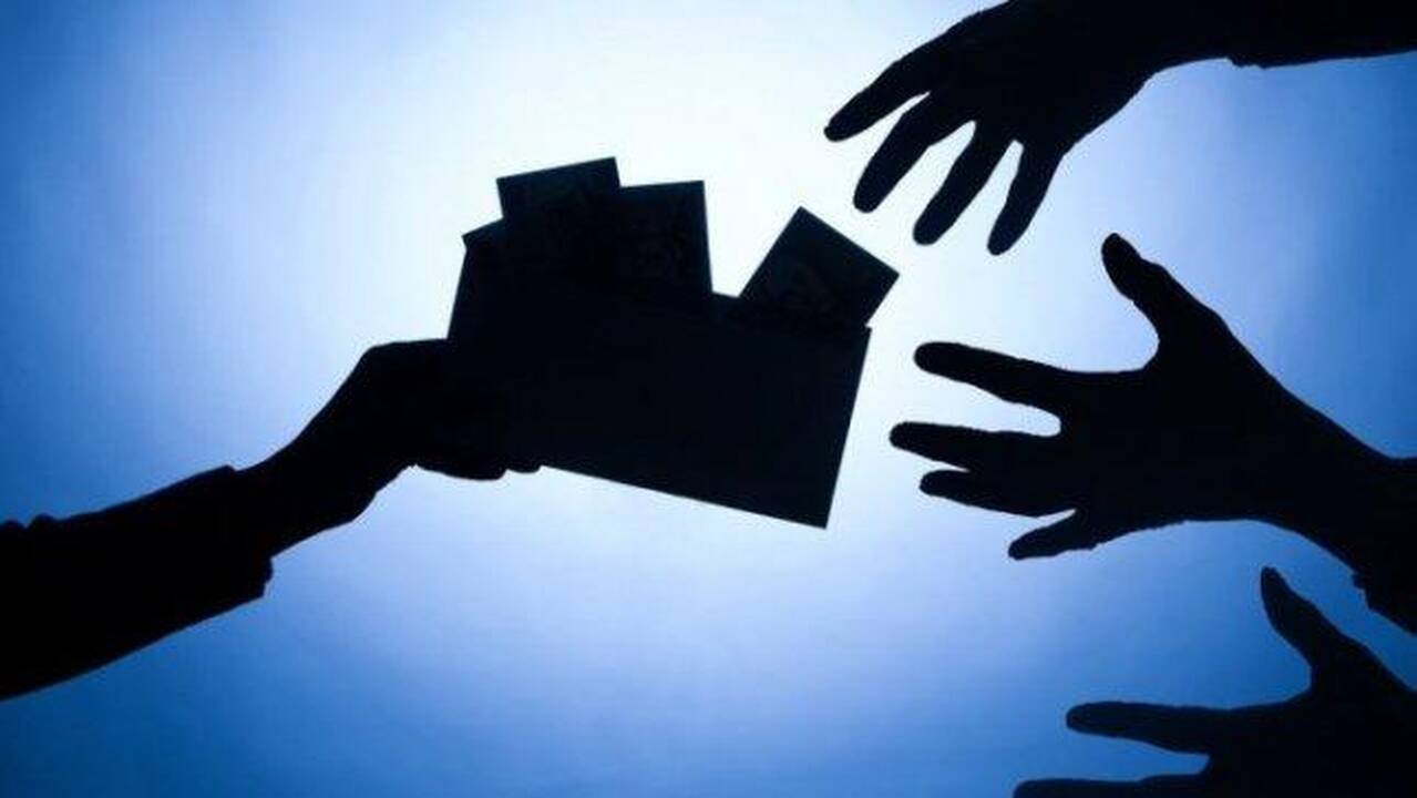 Atlyginimus, įtariama, mokėjo „vokeliuose“