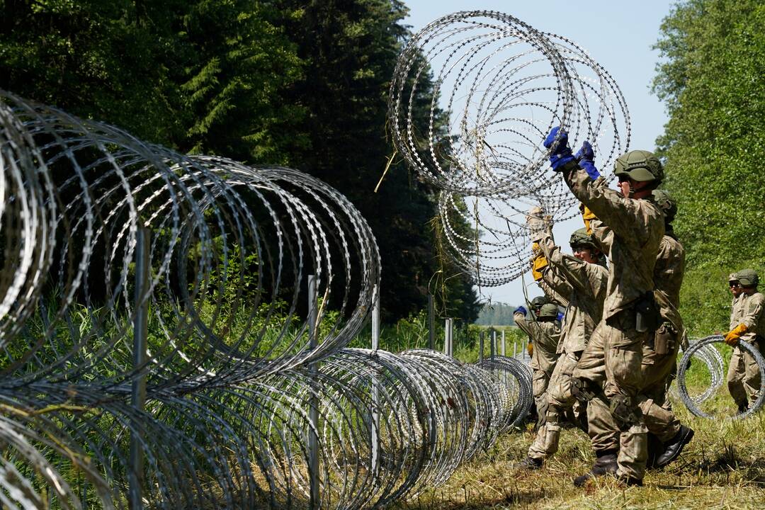 Ukraina siunčia Lietuvai pjaunančios vielos tvoroms palei sieną su Baltarusija tiesti