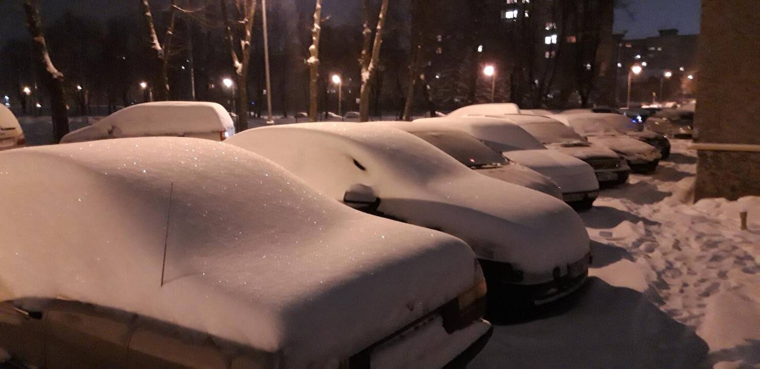 Apsnigti kauniečių automobiliai