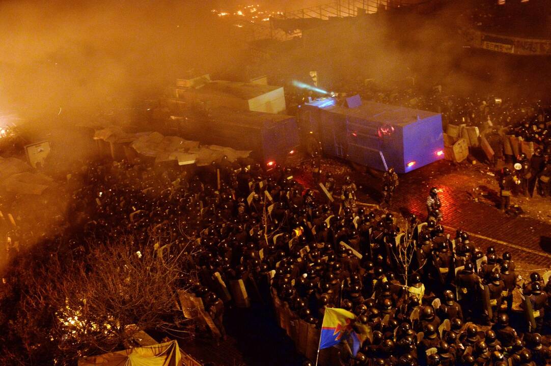 Demonstrantai išliejo savo pyktį ant V.Janukovyčiaus partijos, kai susirėmimai su milicijos pajėgomis įsiplieskė prie netoliese esančio parlamento pastato.