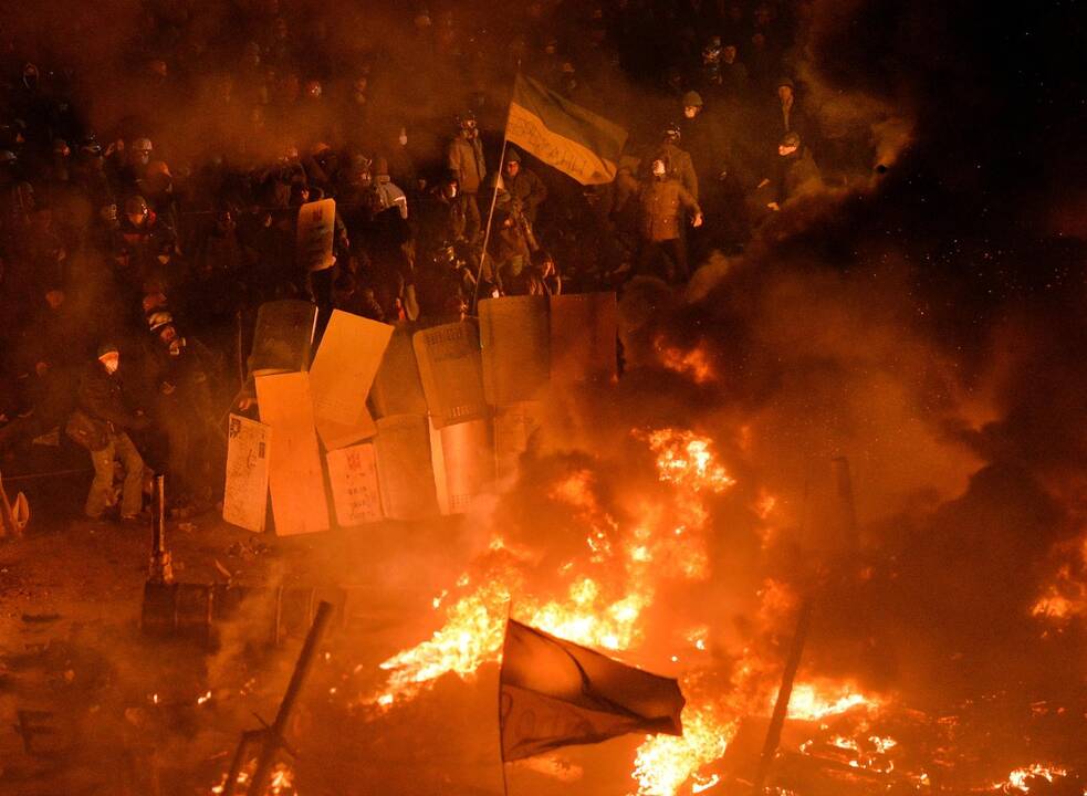 Demonstrantai išliejo savo pyktį ant V.Janukovyčiaus partijos, kai susirėmimai su milicijos pajėgomis įsiplieskė prie netoliese esančio parlamento pastato.