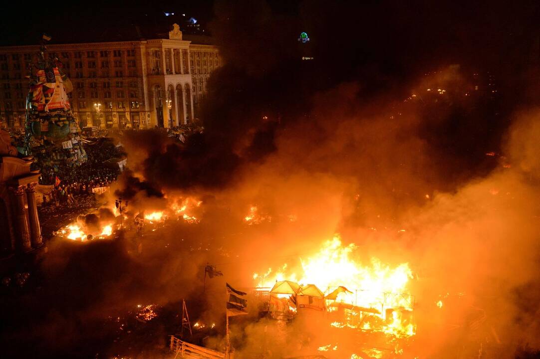 Demonstrantai išliejo savo pyktį ant V.Janukovyčiaus partijos, kai susirėmimai su milicijos pajėgomis įsiplieskė prie netoliese esančio parlamento pastato.