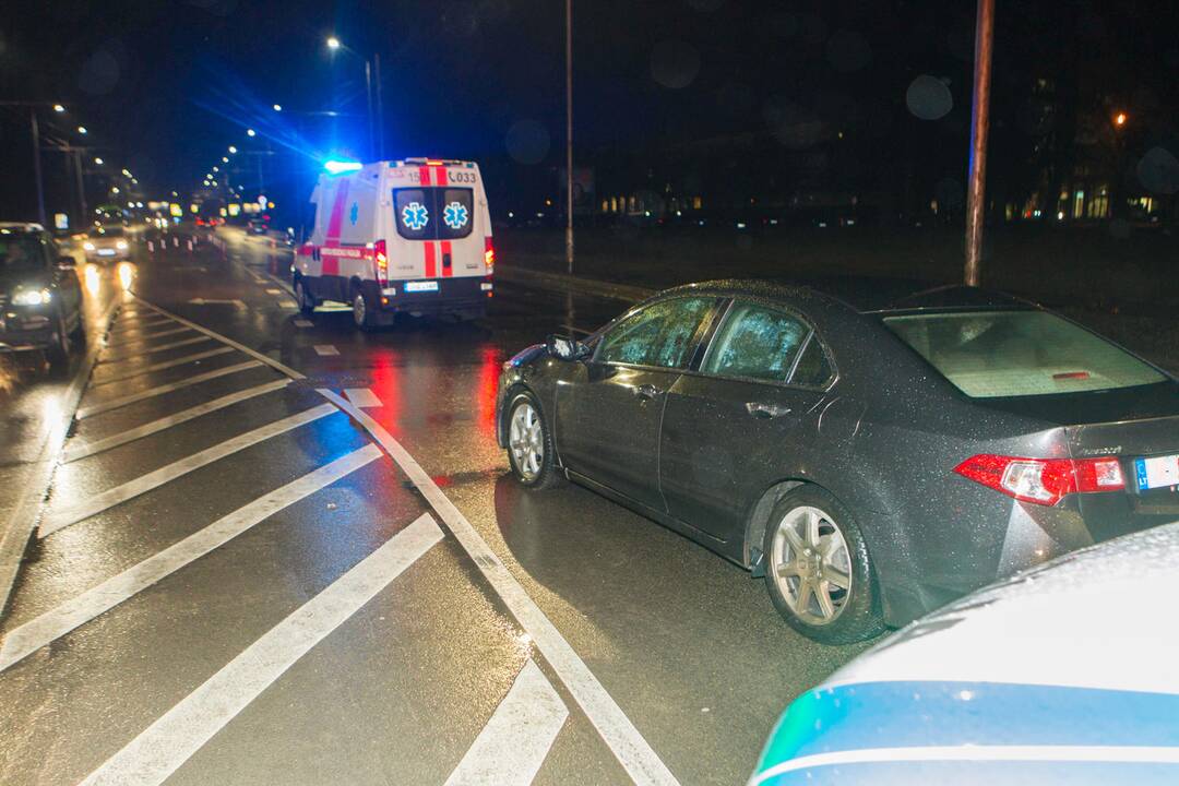 Pramonės prospekte partrenkta mergina