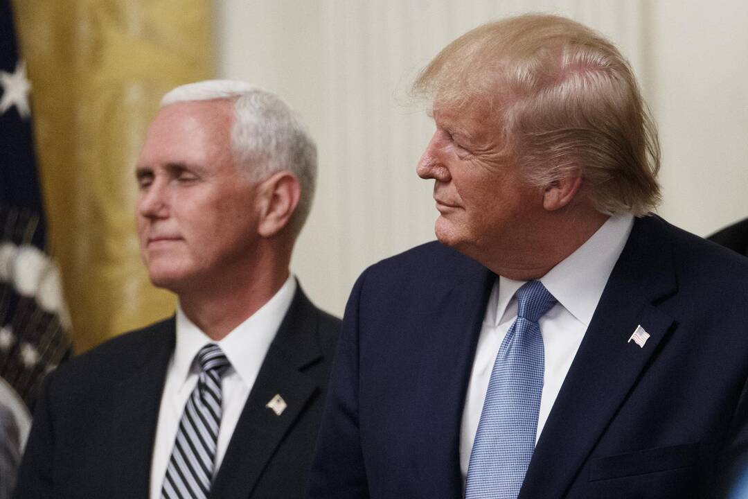 Reikalauja, kad būtų perduota medžiaga apie D. Trumpo ir V. Zelenskio pokalbį