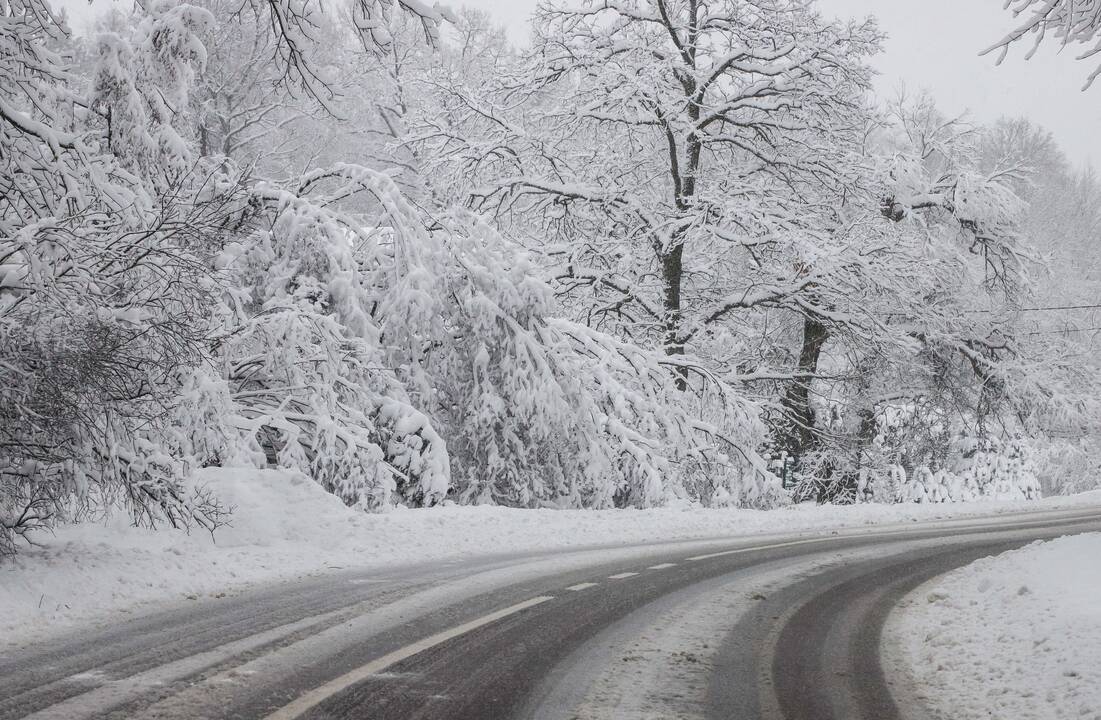 Eismo sąlygos: keliuose yra slidžių ruožų