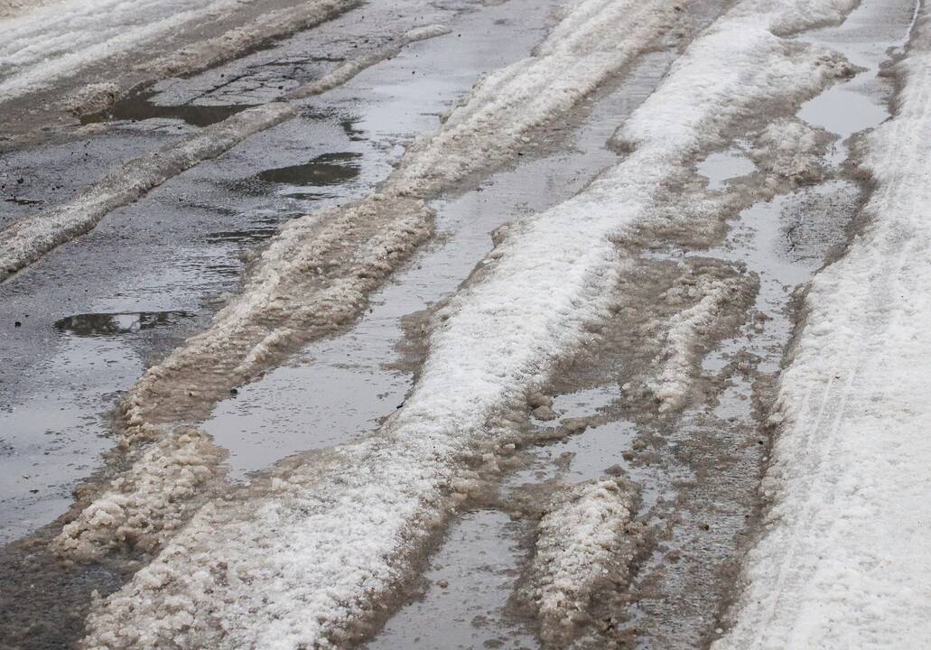 Rytų ir Pietryčių Lietuvoje rajoniniai keliai vietomis padengti pažliugusio sniego sluoksniu