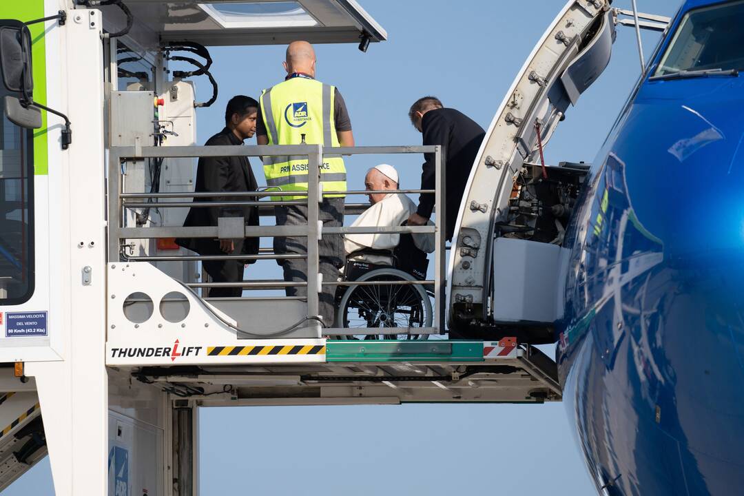 Popiežius iš Romos išskrido į Kanadą, kad atsiprašytų čiabuvių