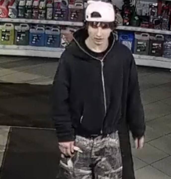 Pareigūnai aiškinasi, kas apdegino degalinės duris