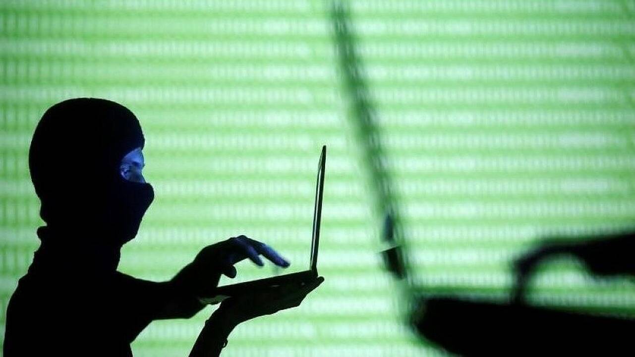 Lipduku užklijuota kompiuterio kamera nuo duomenų vagystės neapsaugos