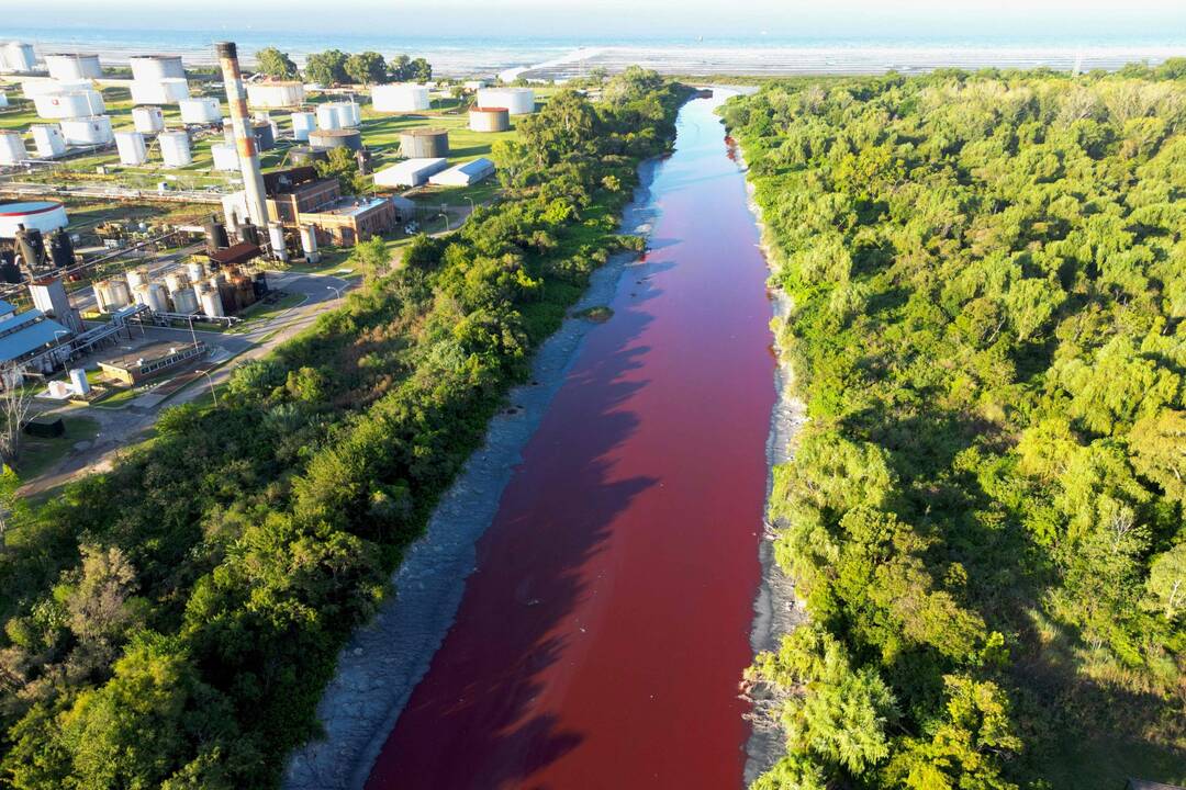 Argentinos sostinės pakraštyje upei nusidažius raudonai, vietos gyventojai kaltina taršą