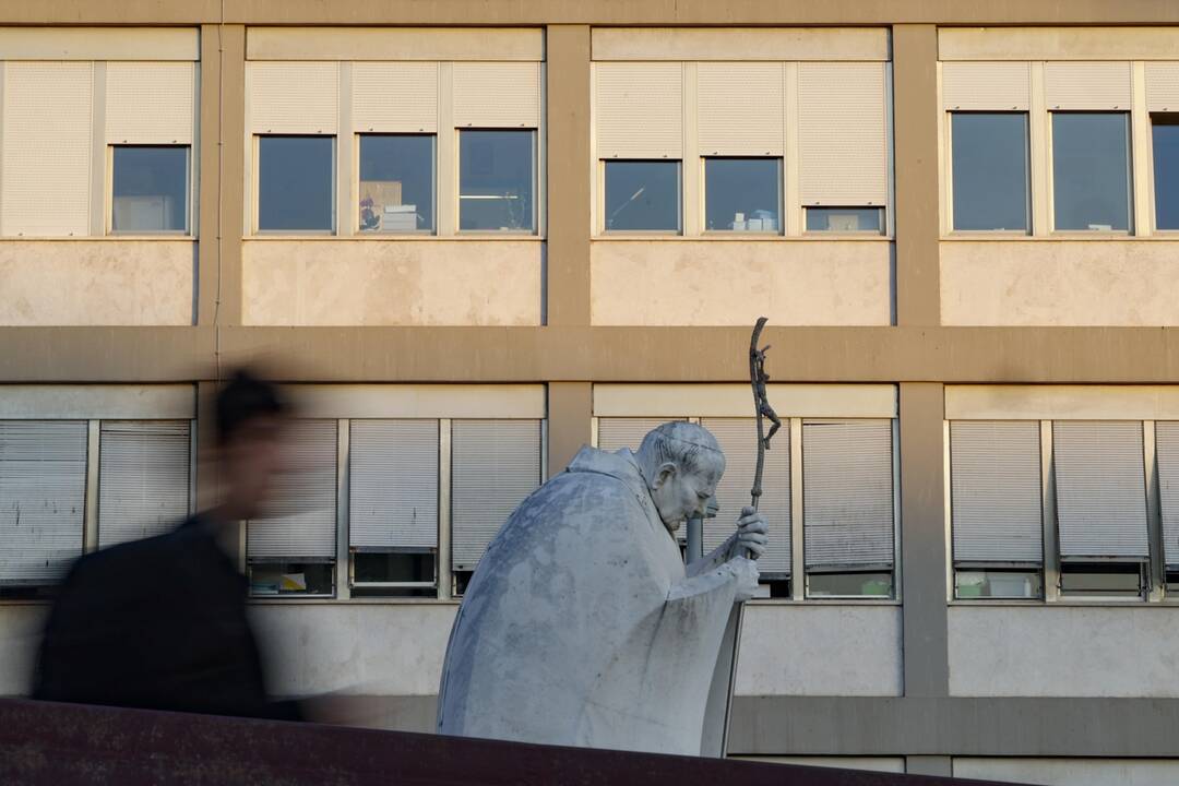 Vatikanas: popiežiaus būklė stabili, naujų kvėpavimo krizių nėra