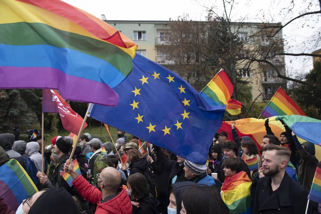 ESTT: Varšuva privalo pripažinti tos pačios lyties lenkų santuoką, sudarytą Vokietijoje