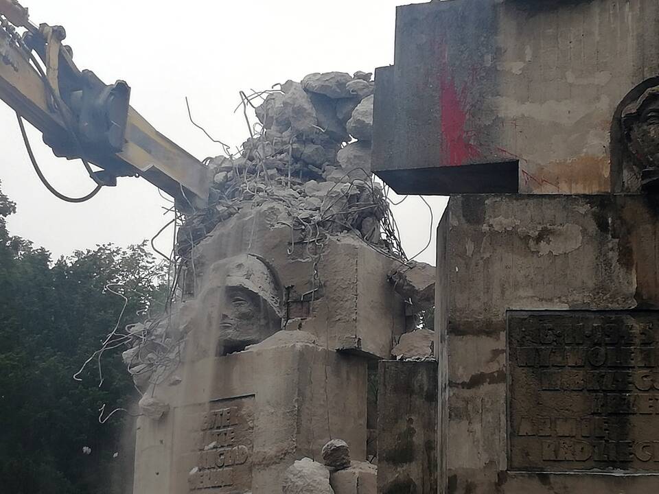 Lenkija pradėjo griauti vieną iš likusių sovietinių laikų paminklų