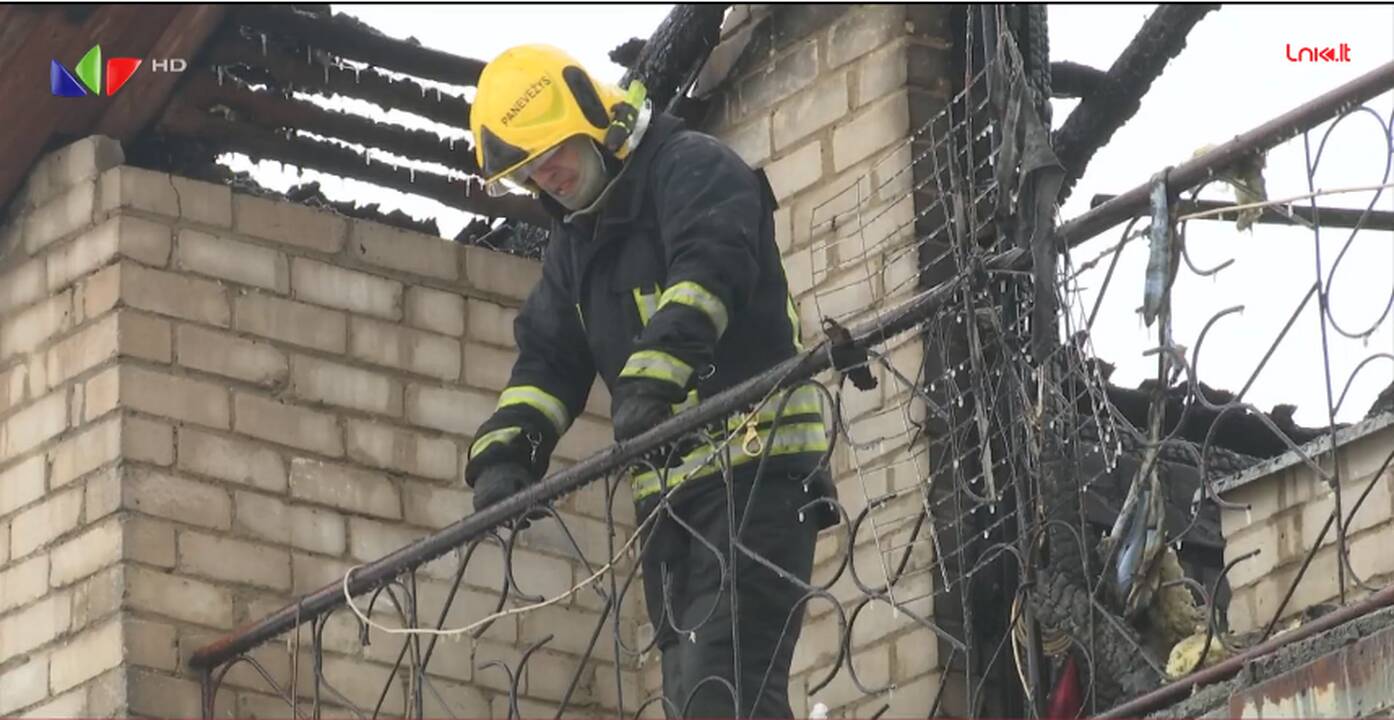 Panevėžyje ugnis pasiglemžė palėpę ir stogą 