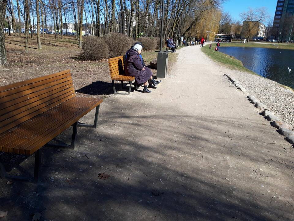 Apdergti Kalniečių parko suoleliai