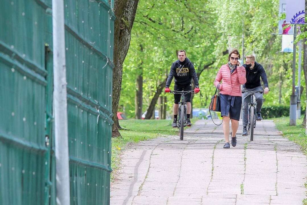 Žmonės mažiau laiko leidžia namuose