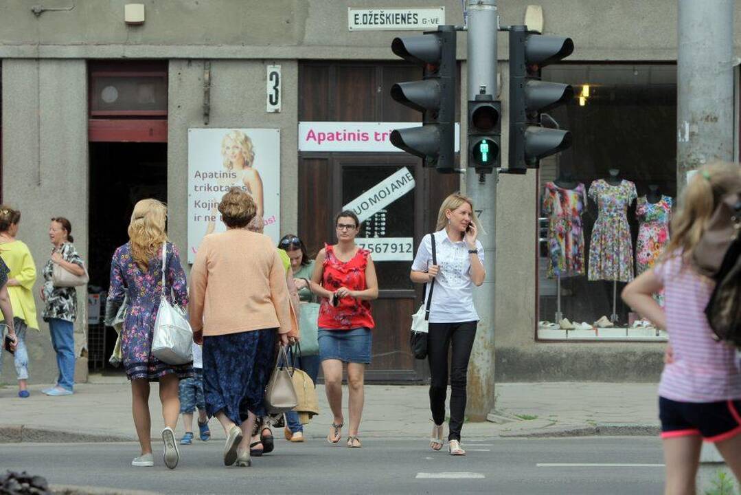 Vyriausybė svarstys, ar perėjose drausti naudotis mobiliaisiais
