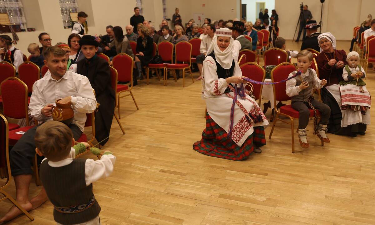 Tautinio kostiumo tradicijų puoselėtojai