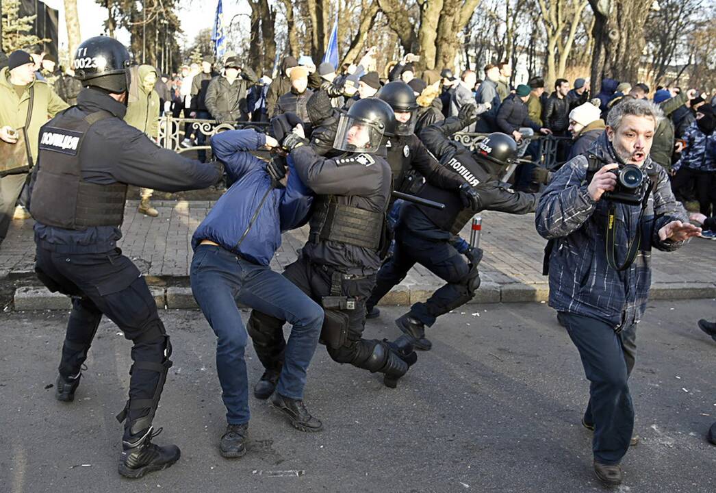 Kijeve protestuotojai susirėmė su policija