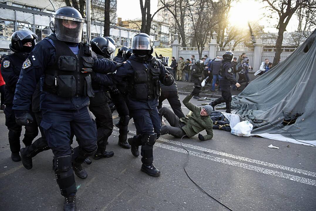 Kijeve protestuotojai susirėmė su policija