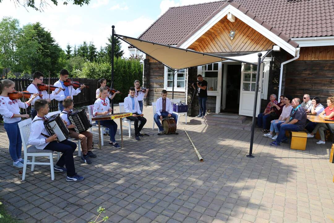 Ukrainiečių vaikai kepė lietuvišką duoną