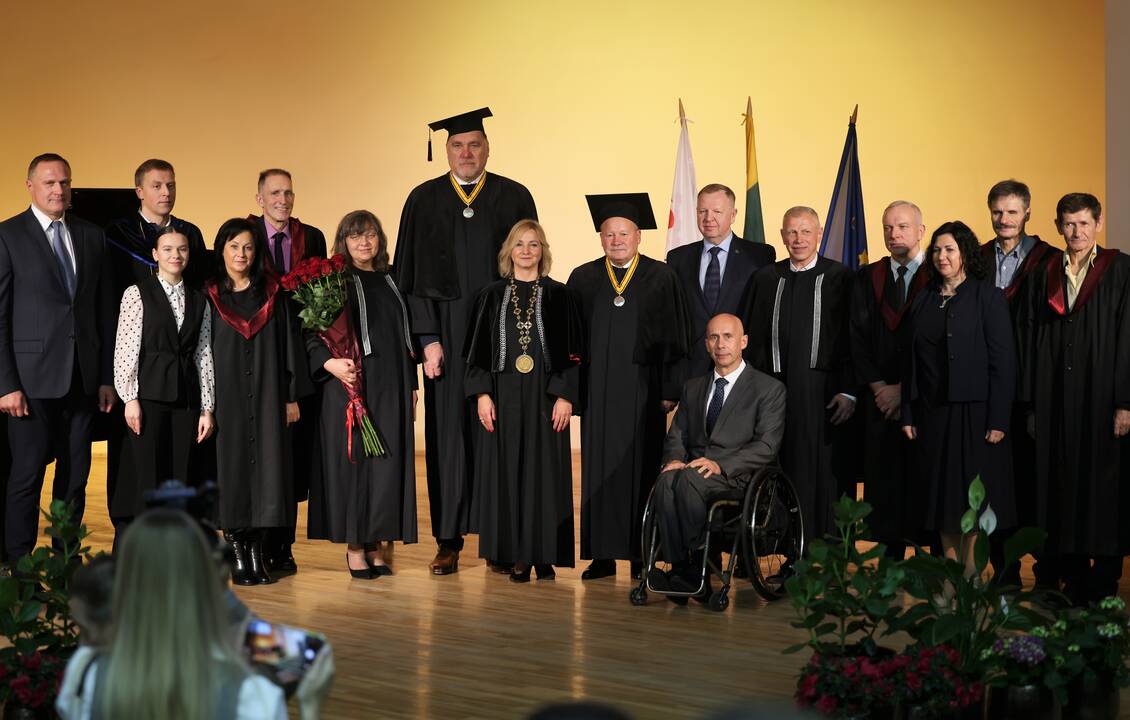 A. Saboniui ir V. Makūnui įteiktos Sporto universiteto garbės daktaro regalijos 