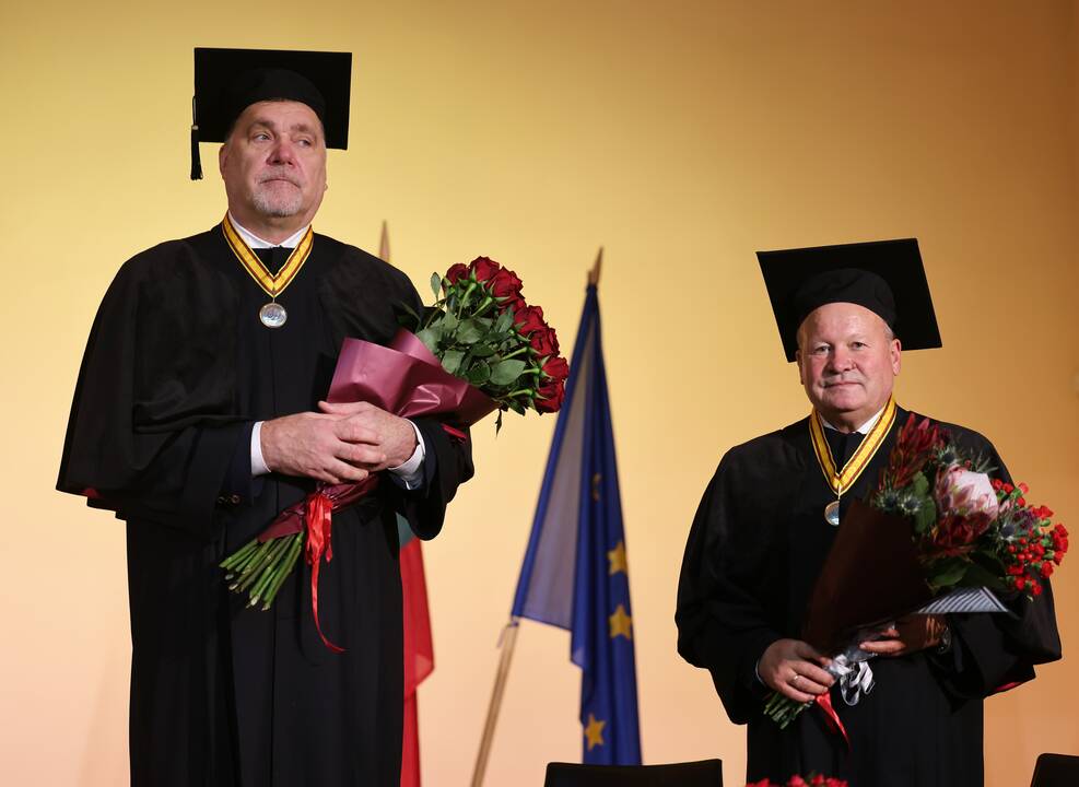 A. Saboniui ir V. Makūnui įteiktos Sporto universiteto garbės daktaro regalijos 