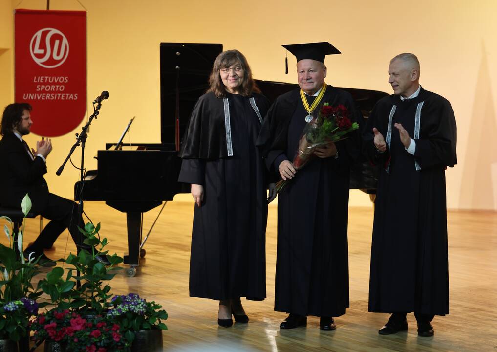 A. Saboniui ir V. Makūnui įteiktos Sporto universiteto garbės daktaro regalijos 